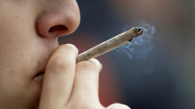 fumando maconha