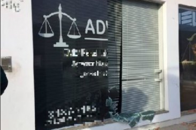 escritorio-de-advocacia-e-alvo-de-dano-367x244.jpg