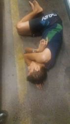 Ladrão de carro morre após tiroteio com PM num estacionamento de mercado em Cuiabá
