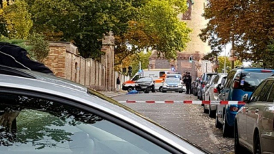 x85084994_police-secures-the-area-after-a-shooting-in-the-eastern-german-city-of-halle-on-october.jpg.pagespeed.ic.yGFRNzLL1o.jpg