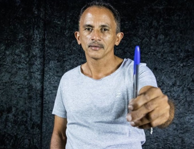 caneta azul.jpg