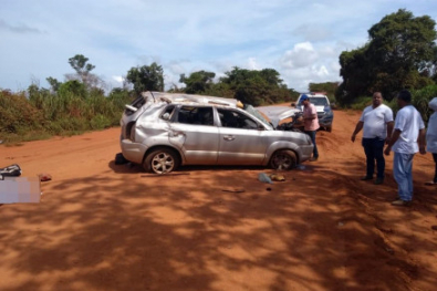 Carro capotado / Folhamax 