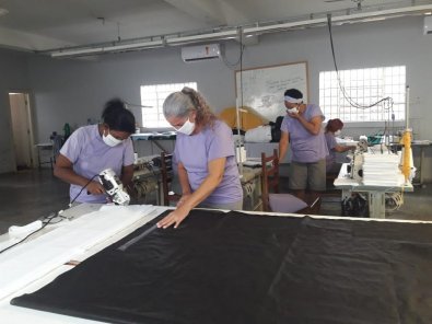 Presos confeccionam máscaras de tecido em MT
