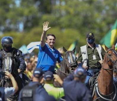 bolsonarocavalo.jpg