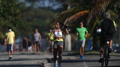 x88340943_ri-rio-de-janeiro-rj02-06-2020-movimentacao-no-calcadao-da-praia.jpg.pagespeed.ic.qZhs76dpkz.jpg