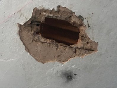 Buraco de fuga na laje da Cadeia de Arenï¿½polis.jpg