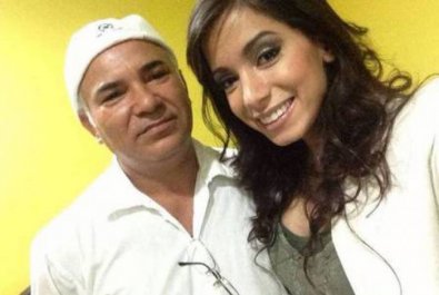 anitta-paidesanto.jpg