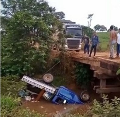 Avô e neto morrem após caminhonete cair de ponte em Juara