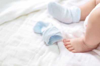 close-up-mae-maos-segurando-minusculo-bebe-pes_1112-1541.jpg