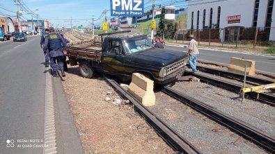 caminhonete no trilho