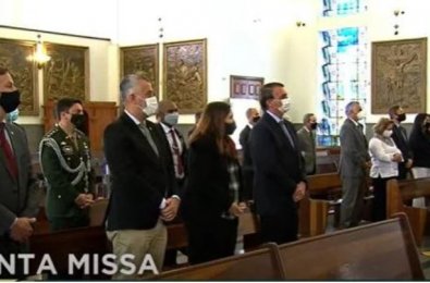 Bolsonaro em missa.JPG