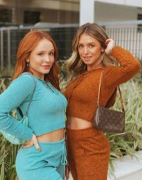 Larissa Manoela e amiga.JPG