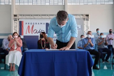 mauro-assina.jpg