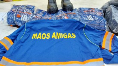 uniformes presos, sorriso