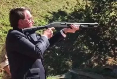 Bolsonaro arma.JPG