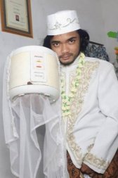homem se casa com panela.jpg