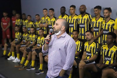 Presidente e elenco.jpeg