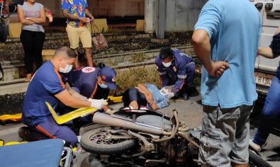 acidente feb, motociclista bate em van