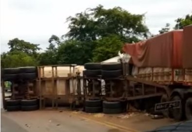 carreta tombada, acidente br-364