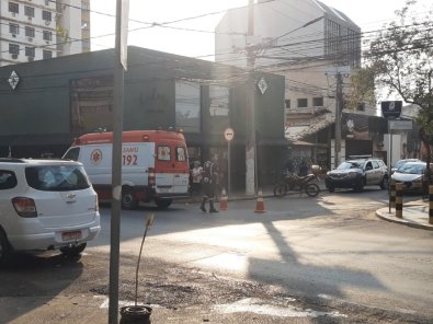 MORADOR DE RUA Dï¿½ GARRAFADAS PROXIMO AO CHOPAO