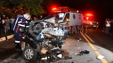 O-carro-Fiat-Uno-ficou-totalmente-destruido.jpg