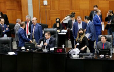plenario, deputados, almt, casa das leis.jpg