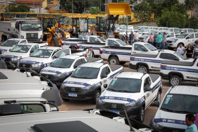 Governador entrega Ã´nibus escolares, veÃ­culos, mÃ¡quinas e equipamentos a municÃ­pios (8).jpg