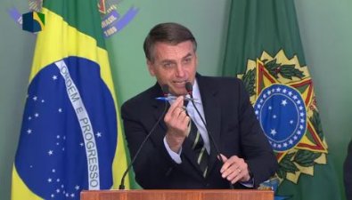 BOLSONARO E CANETA BIC.JPG