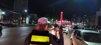 Operaï¿½ï¿½o na Av Isaac Pï¿½voas prende quatro motoristas por embriaguez.jpg