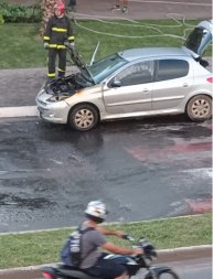 carro pega fogo