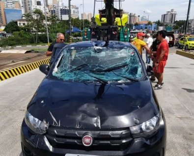carro cai no mar