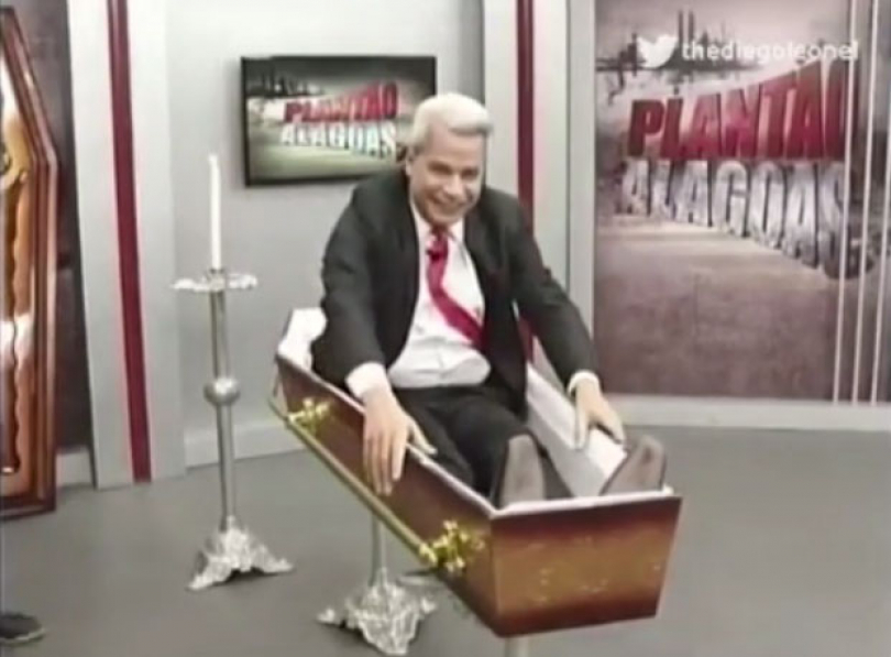 Apresentador que infartou após 'matar' maconheiros volta à TV em caixão | FOLHAMAX Apresentador que infartou após 'matar' maconheiros volta à TV em caixão | FOLHAMAX