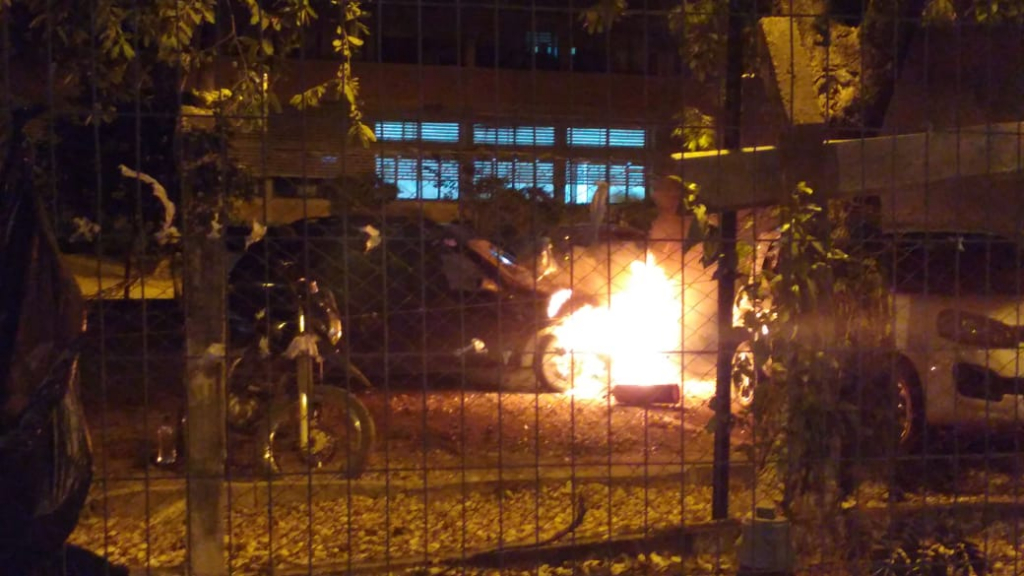 Carro pega fogo dentro da UFMT e gera pânico em Cuiabá
