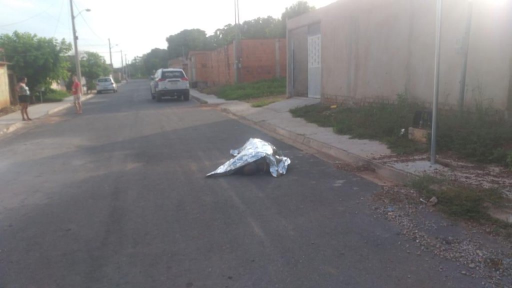 Rapaz cai do telhado da casa de idoso e morre em Cuiabá