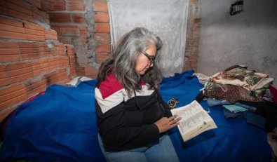 mulher lendo biblia pobreza fome comida cesta basica
