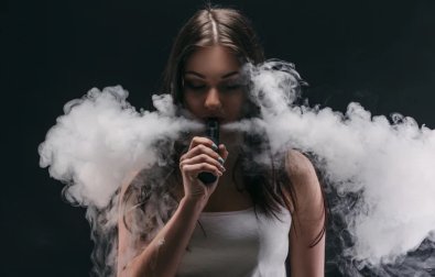 vape, mulher fumando vape, cigarro eletronico.jpg