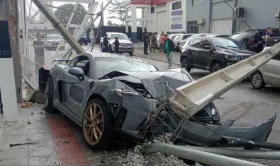 porsche destruido