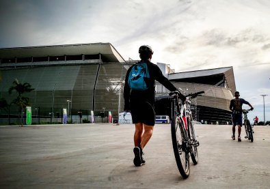 ciclistas entorno arena
