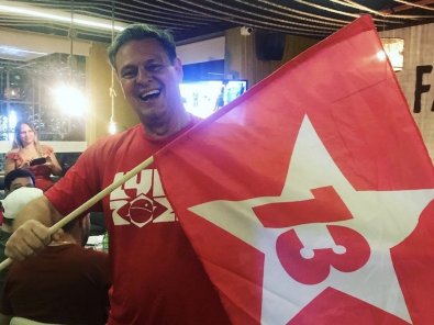 favaro com bandeira do lula.jpg