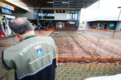 obra de posto embargada