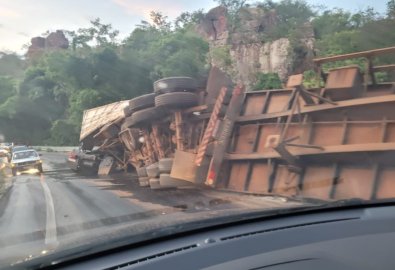carreta tombada, acidente chapada