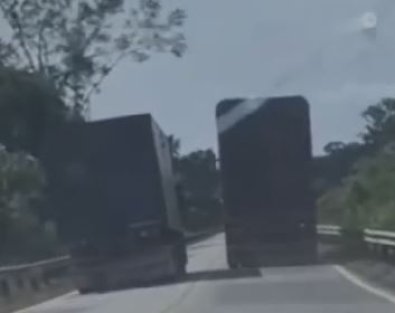 motorista tentando fechar outro.JPG