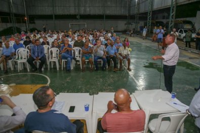 botelho com o povo.jpg