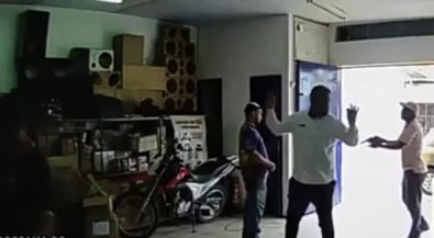 loja de som sendo assaltada.jpg