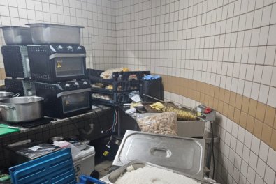 1_camarote_prepara_comida_em_banheiro-25471283.jpg