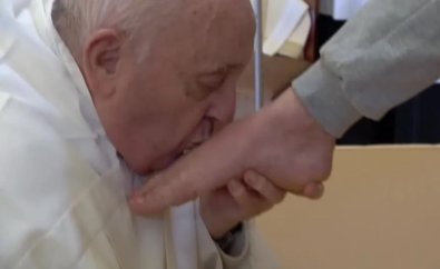 papa beija pes