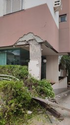 predio atingido por caminhï¿½o