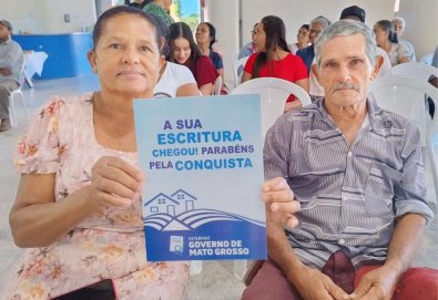 Famï¿½lias recebem escrituras