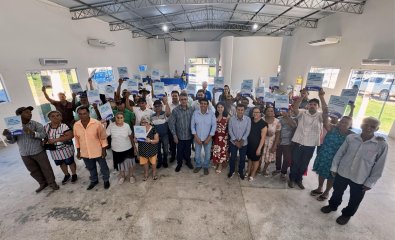Famï¿½lias recebem escrituras