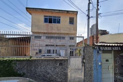 mulher-janela-churrasco